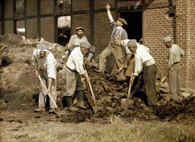 Soldaten werken met schoppen in het puin van een gebouw, Soissons, Aisne, Frankrijk, 1917 door Fernand Cuville